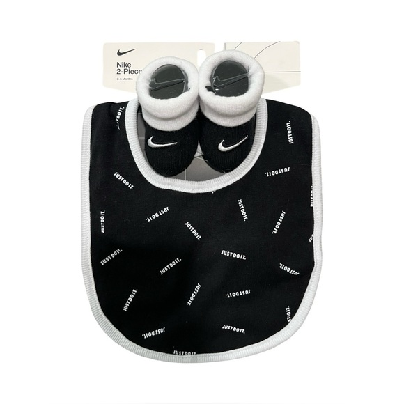 NWT Nike Black and White Baby Bib and Booties Set - Picture 1 of 3